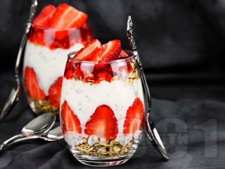 Чия пудинг с йогурт, ядково мляко, сироп от агаве, ягоди и бадеми - снимка на рецептата